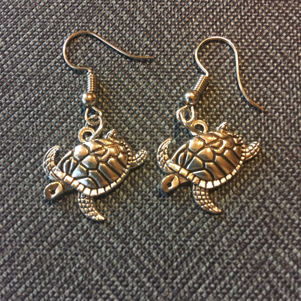 NWOT Silvertone turtle earrings